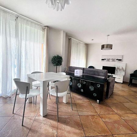 Direct Monaco 2 Pieces Devant Piscine Beausoleil Exterior photo