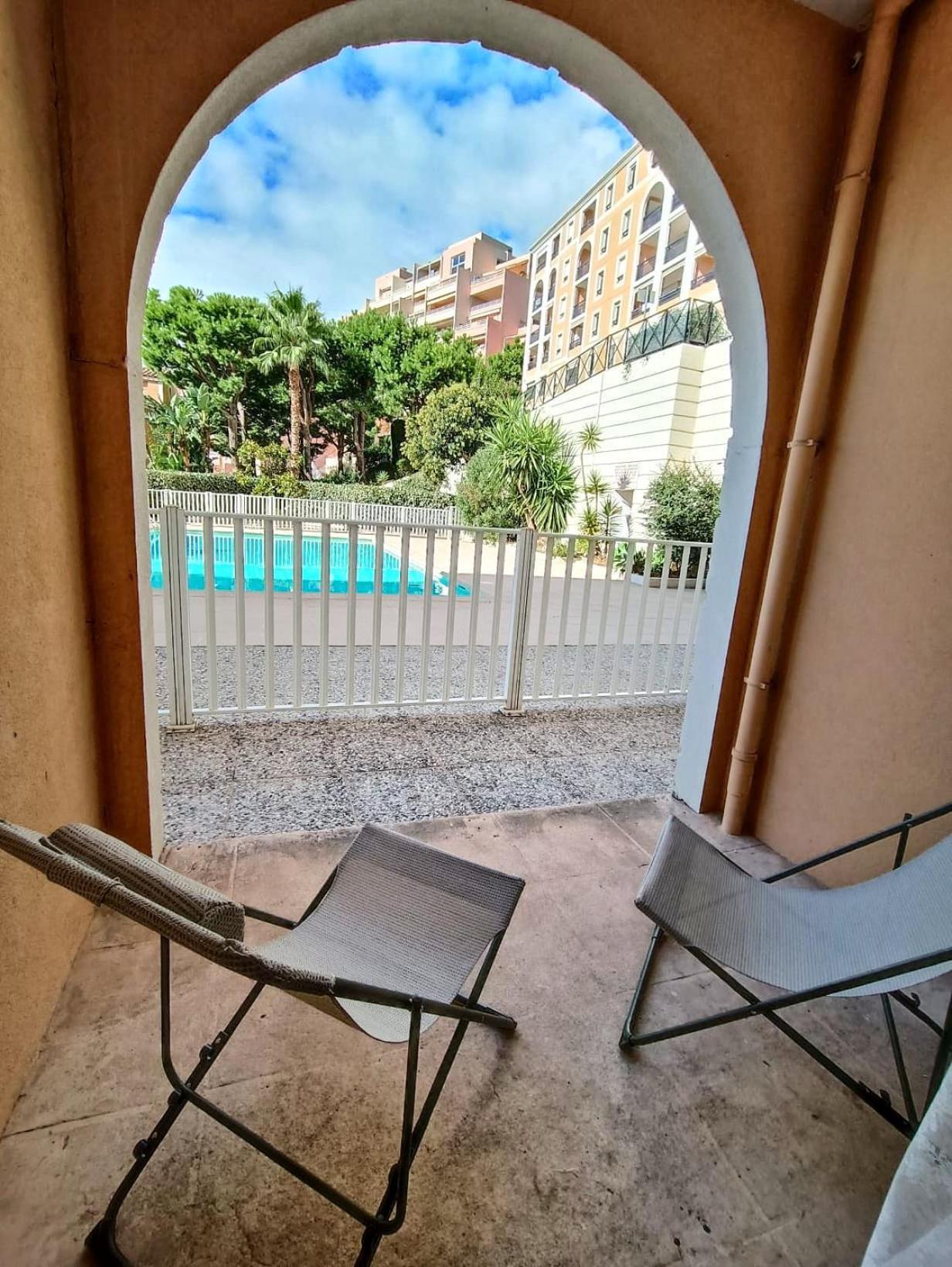 Direct Monaco 2 Pieces Devant Piscine Beausoleil Exterior photo